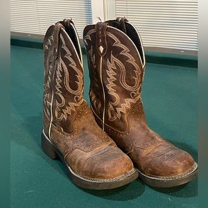 Woman’s Aged Bark Brown Justin Boots With Round Toe